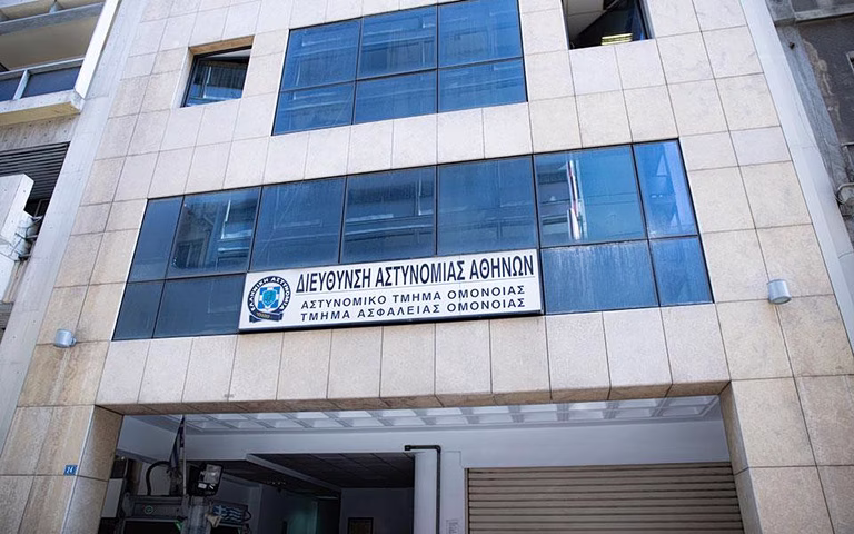 Βιασμός 19χρονης στο ΑΤ Ομόνοιας: Ποινές με αναστολή στους δύο αστυνομικούς