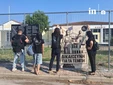 «Δικαιοσύνη για τα Τέμπη»: Πανό από συγγενείς και πολίτες έξω από το δικαστήριο