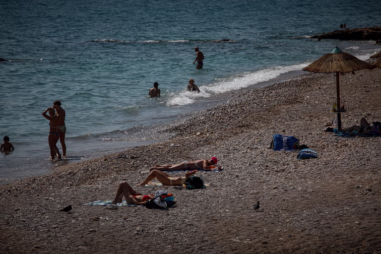 Ακρίβεια: Το «καλάθι του λουόμενου» - Posokanei η επίσκεψη στην παραλία
