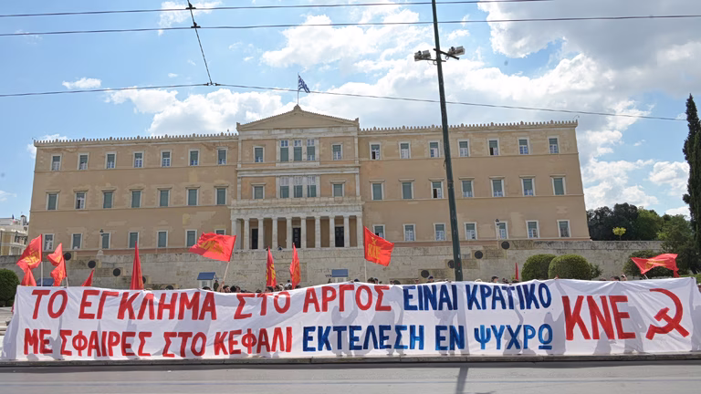 «Εκτέλεση εν ψυχρώ»: Γιγαντοπανό της ΚΝΕ στη Βουλή για τον 20χρονο στο Αργος