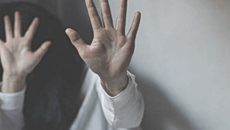 Σοκαριστικό περιστατικό ενδοοικογενειακής βίας: Άλλαξε μέχρι και χώρα για να χτυπήσει την πρώην σύντροφό του