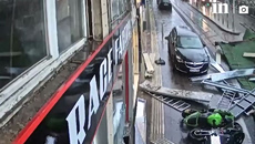 Βίντεο – ντοκουμέντο από την κατάρρευση σκαλωσιάς στον Πειραιά