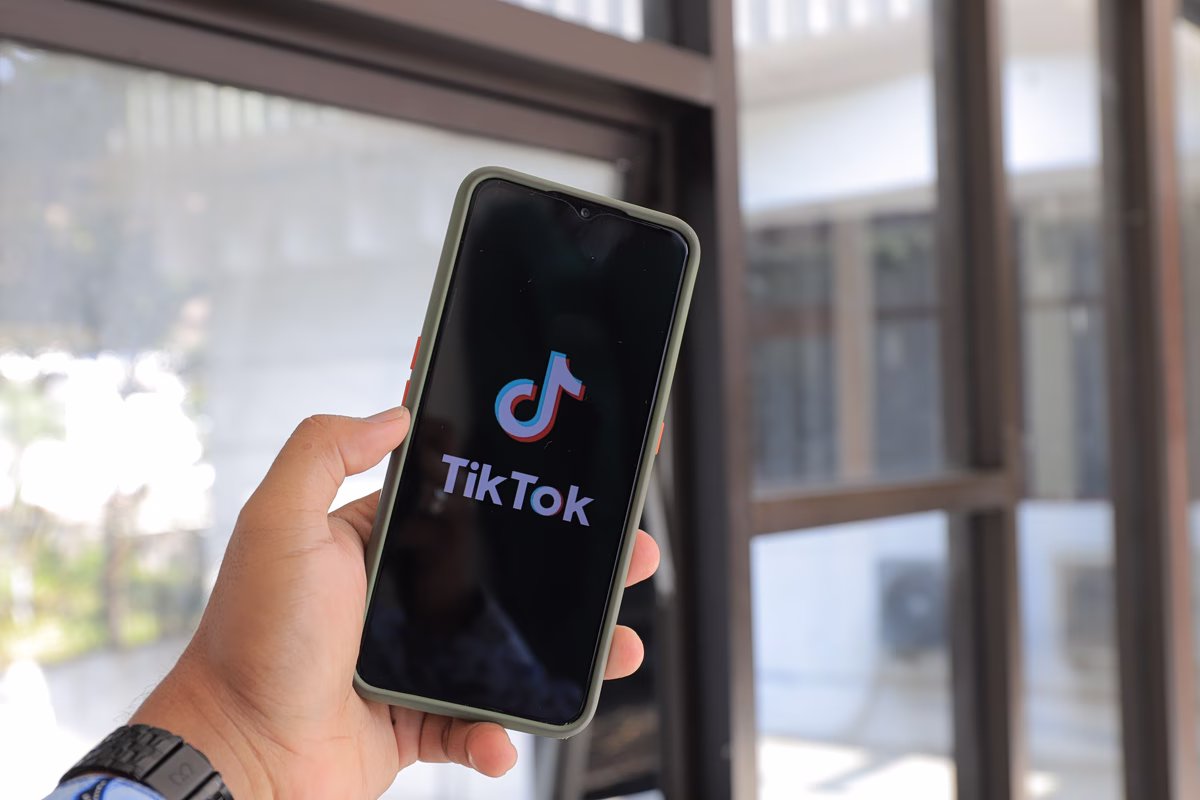 Βρετανία: Το Λονδίνο ξεκινά έρευνα για το TikTok με στόχο την προστασία των παιδιών