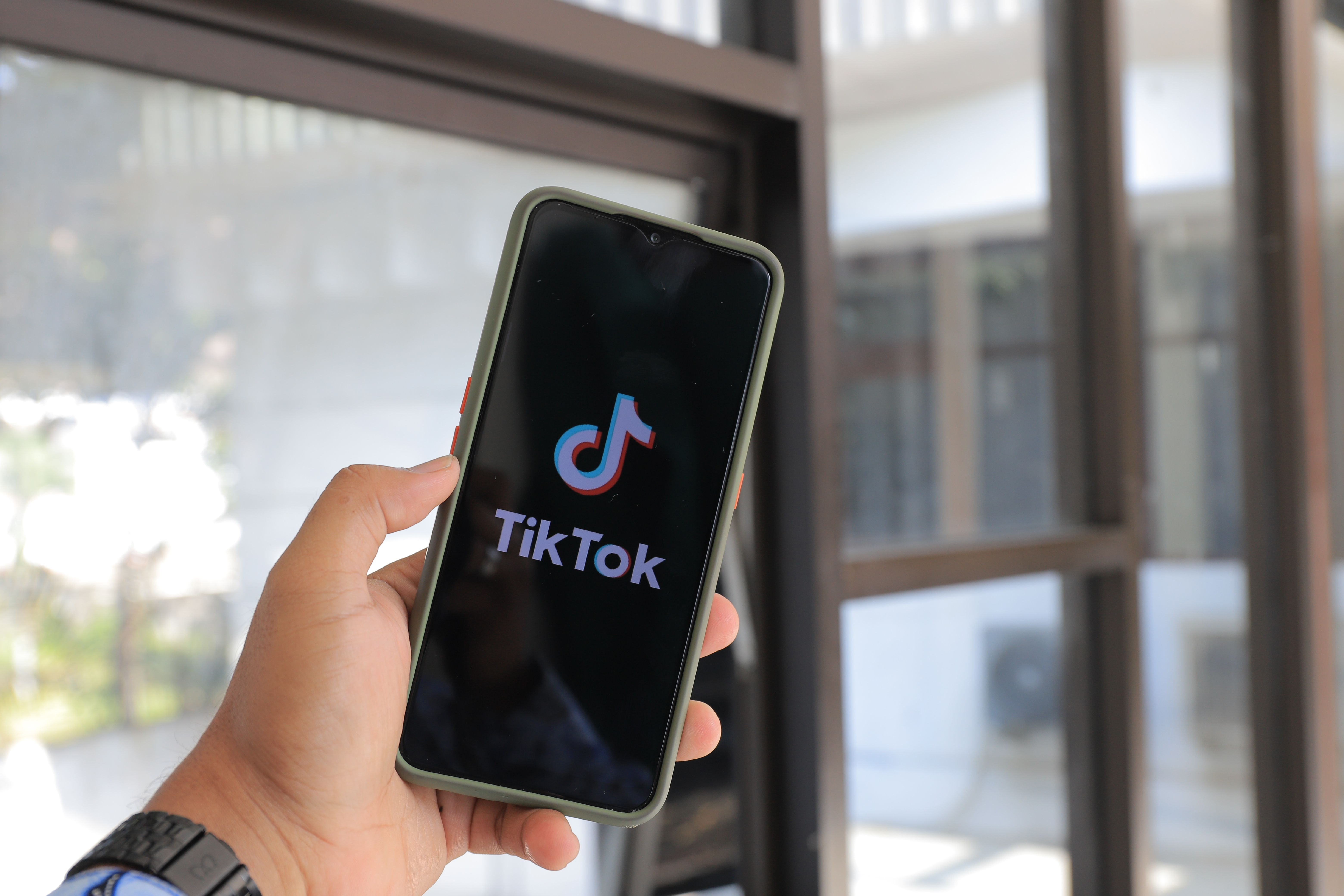 Βρετανία: Το Λονδίνο ξεκινά έρευνα για το TikTok με στόχο την προστασία των παιδιών