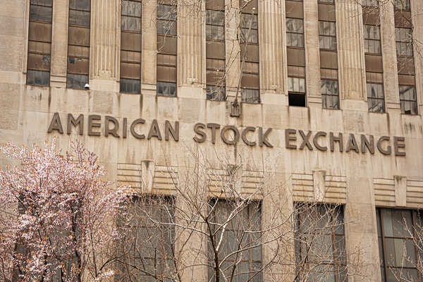 Κατάρρευση Dow Jones λόγω πετρελαίου, πτώση για Αlphabet και Tesla