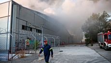 Στάχτη το παλιό κτίριο του θεάτρου Μπάντμιντον – Έρευνα για τα αίτια της φωτιάς