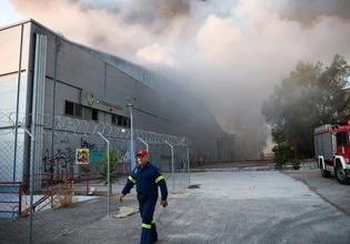 Στάχτη το παλιό κτίριο του θεάτρου Μπάντμιντον – Έρευνα για τα αίτια της φωτιάς