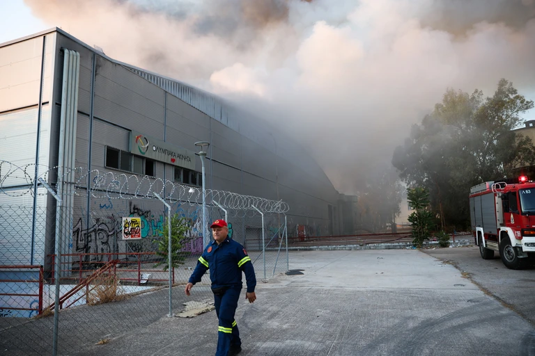 Στάχτη το παλιό κτίριο του θεάτρου Μπάντμιντον - Έρευνα για τα αίτια της φωτιάς