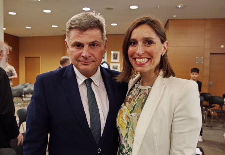 Φαραντούρης: Η σύζυγός μου επιλέχθηκε βάσει των προσόντων της - Δημοσιεύθηκε η απόσπαση στη Διαύγεια
