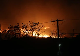 Μεγάλη φωτιά στο Ωραιόκαστρο Θεσσαλονίκης – Καίγονται εγκαταστάσεις, απειλούνται οικίες – Εντολή εκκένωσης της Ανθούπολης