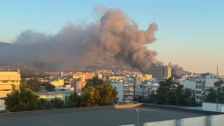Πυρκαγιά στο παλιό κτίριο του Μπάντμιντον στο Πάρκο Γουδή – Μήνυμα από το 112
