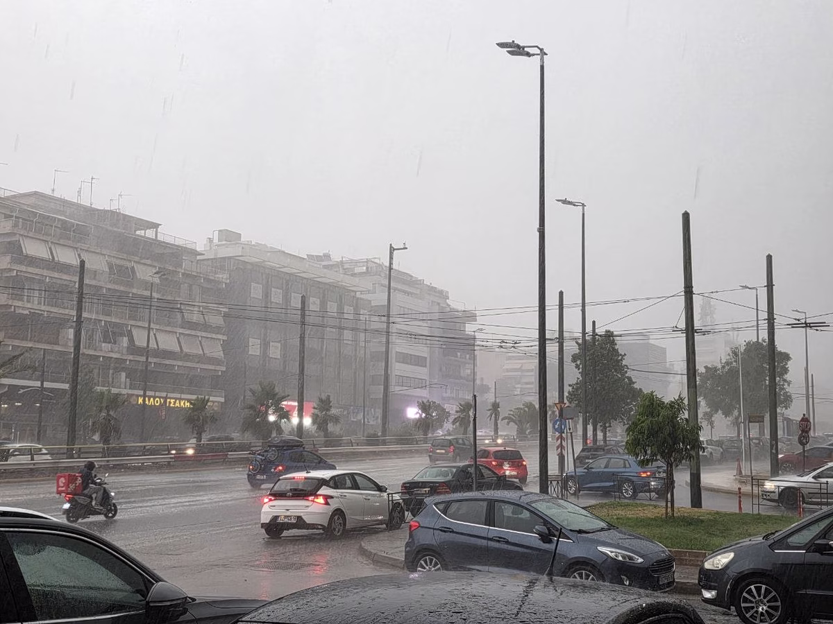 Σφοδρή καταιγίδα σάρωσε την Αττική – Πάνω από 200 κλήσεις στην Πυροσβεστική, δεκάδες πτώσεις δέντρων