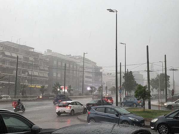 Σφοδρή καταιγίδα σαρώνει την Αττική – Ανοιξαν οι ουρανοί, ποτάμια οι δρόμοι, χαλάζι σε πολλές περιοχές
