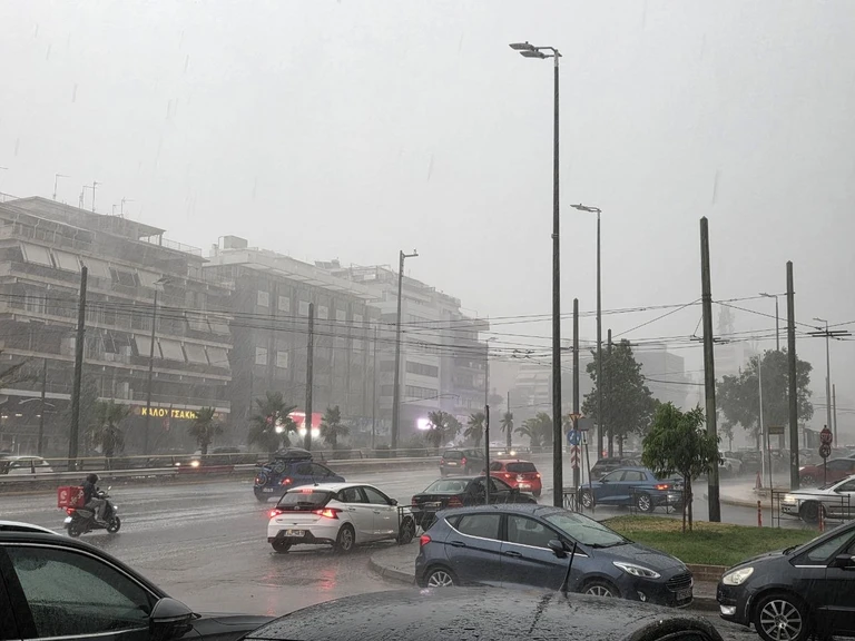 Σφοδρή καταιγίδα σαρώνει την Αττική - Ανοιξαν οι ουρανοί, ποτάμια οι δρόμοι, χαλάζι σε πολλές περιοχές