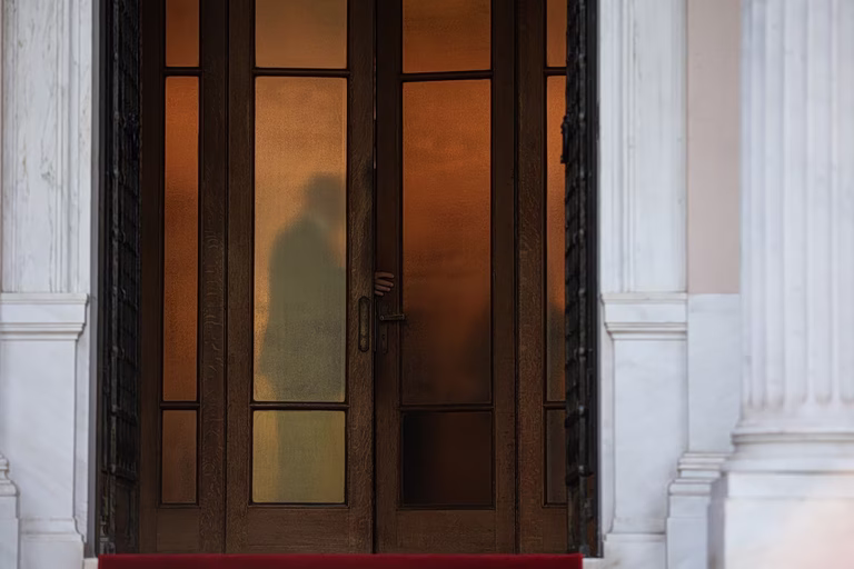 Ανοιχτές υποθέσεις, βαριές καταγγελίες και εσωκομματικά κλυδωνίζουν το Μαξίμου
