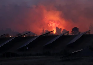 Φωτιά στο Ωραιόκαστρο: Η στιγμή της εκκένωσης του ιδρύματος «Άγιος Παντελεήμων» [βίντεο]