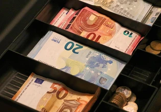 Ποιοι και πόσα χρωστάνε στην Εφορία – Γιατί δεν προχωρούν οι ρυθμίσεις για τα ληξιπρόθεσμα χρέη