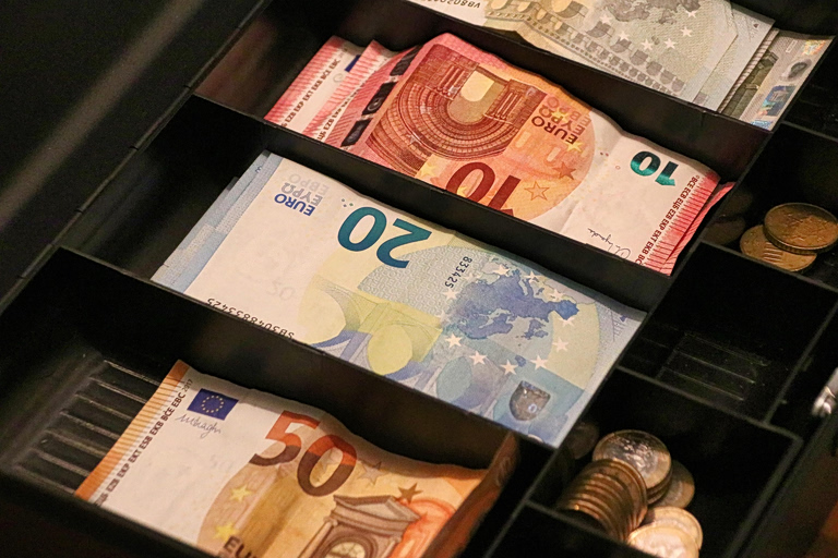 Ποιοι και πόσα χρωστάνε στην Εφορία – Γιατί δεν προχωρούν οι ρυθμίσεις για τα ληξιπρόθεσμα χρέη