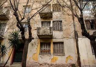 Κατάρρευση κτιρίου στα Πετράλωνα: Τα Προσφυγικά ανοίγουν τα σπίτια τους στις οικογένειες που έμειναν στον δρόμο