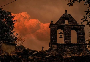 Τι είναι τα σύννεφα φωτιάς που έκαναν την εμφάνισή τους στην Γαλλία για πρώτη φορά