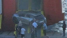 Ραφήνα: Αυτοκίνητο σφήνωσε στον καταπέλτη πλοίου