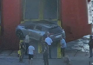 Ραφήνα: Αυτοκίνητο σφήνωσε στον καταπέλτη πλοίου