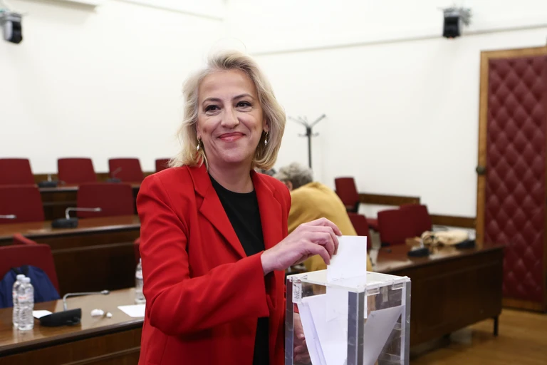Νέα πρόεδρος της ΚΟ του ΣΥΡΙΖΑ η Ρένα Δούρου με 7 «ναι» και ένα λευκό – Το πρώτο μήνυμα που έστειλε