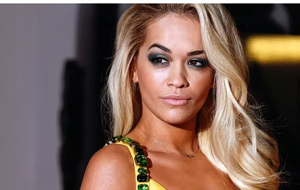 Rita Ora: Απολαμβάνει χαλαρές στιγμές στη Μύκονο