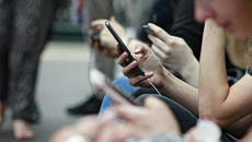 Phubbing: Η ψηφιακή «αδιαφορία» που απειλεί τις ανθρώπινες σχέσεις