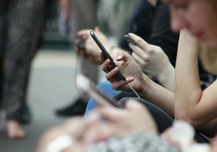 Phubbing: Η ψηφιακή «αδιαφορία» που απειλεί τις ανθρώπινες σχέσεις