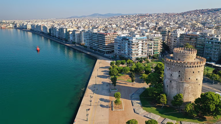 Επτάχρονη περιφερόταν μόνη της στους δρόμους της Θεσσαλονίκης – Συνελήφθη ο πατέρας της