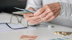 Την Τρίτη στη Βουλή η ρύθμιση για τις περικοπές των συντάξεων χηρείας
