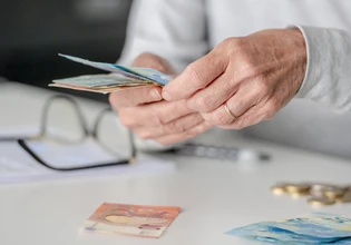 Την Τρίτη στη Βουλή η ρύθμιση για τις περικοπές των συντάξεων χηρείας
