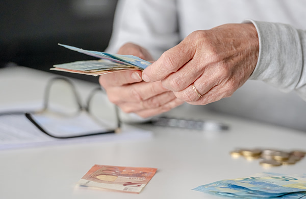 Την Τρίτη στη Βουλή η ρύθμιση για τις περικοπές των συντάξεων χηρείας