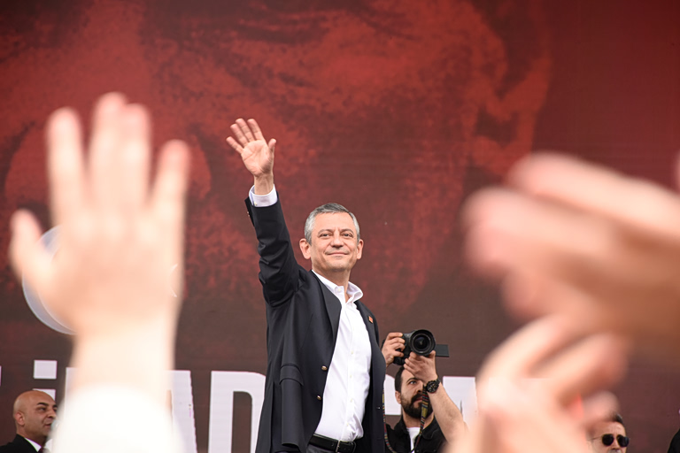 Πώς σώζεις μια δημοκρατία; Ο Ερντογάν, ο Οζέλ και η κληρονομιά του Ατατούρκ