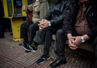 ΙΟΒΕ: Ο πληθωρισμός «κατάπιε» τις αυξήσεις των συντάξεων – Οι ονομαστικές αυξήσεις εξανεμίστηκαν στην πράξη