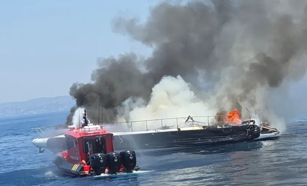 Συνελήφθη ο κυβερνήτης του ταχύπλοου που βυθίστηκε μετά από πυρκαγιά