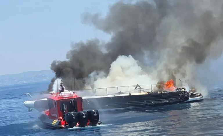 Συνελήφθη ο κυβερνήτης του ταχύπλοου που βυθίστηκε μετά από πυρκαγιά