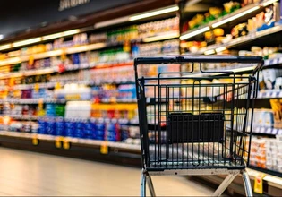 Μειώνεται στο μισό ο ΦΠΑ στα τρόφιμα… αλλά όχι στην Ελλάδα