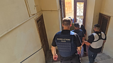 Σύρος: «Άρπαξα το μαχαίρι με το οποίο έτρωγα και της επιτέθηκα» – Τι είπε στην απολογία του ο 41χρονος για τη δολοφονία