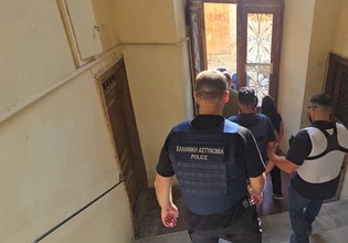 Σύρος: «Άρπαξα το μαχαίρι με το οποίο έτρωγα και της επιτέθηκα» – Τι είπε στην απολογία του ο 41χρονος για τη δολοφονία