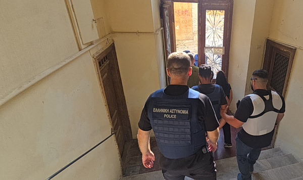 Σύρος: «Άρπαξα το μαχαίρι με το οποίο έτρωγα και της επιτέθηκα» – Τι είπε στην απολογία του ο 41χρονος για τη δολοφονία