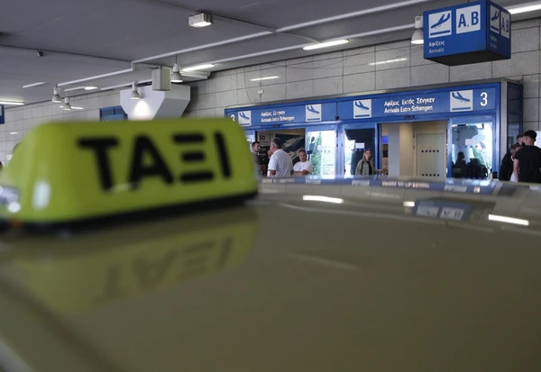 Συνελήφθη οδηγός ταξί που χρέωσε 175 ευρώ τη διαδρομή από το Αεροδρόμιο στο κέντρο της Αθήνας