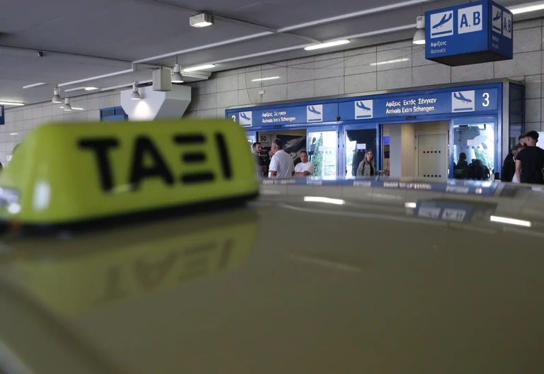 Συνελήφθη οδηγός ταξί που χρέωσε 175 ευρώ τη διαδρομή από το Αεροδρόμιο στο κέντρο της Αθήνας