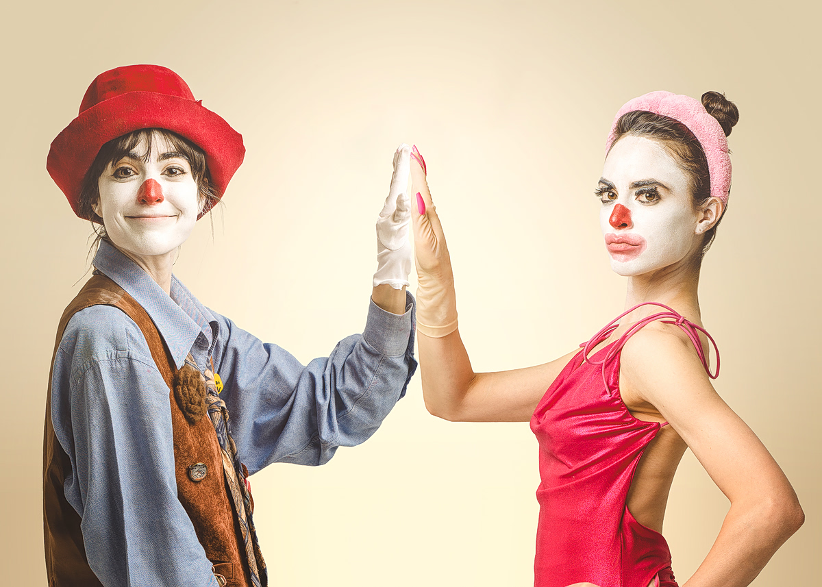 «Tender»: Μια τρυφερή παράσταση για την εποχή των social media στο θέατρο Αλκμήνη