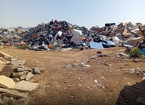 Θεσσαλονίκη: Περιβαλλοντική ρύπανση από βουνά αποβλήτων σε παράνομη εταιρεία ανακύκλωσης – Συνελήφθη 46χρονος