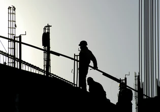 230 νεκροί εργαζόμενοι τον χρόνο από τη ζέστη: Η Ευρώπη αναζητά «ασπίδα» για τους εργαζόμενους απέναντι στον καύσωνα