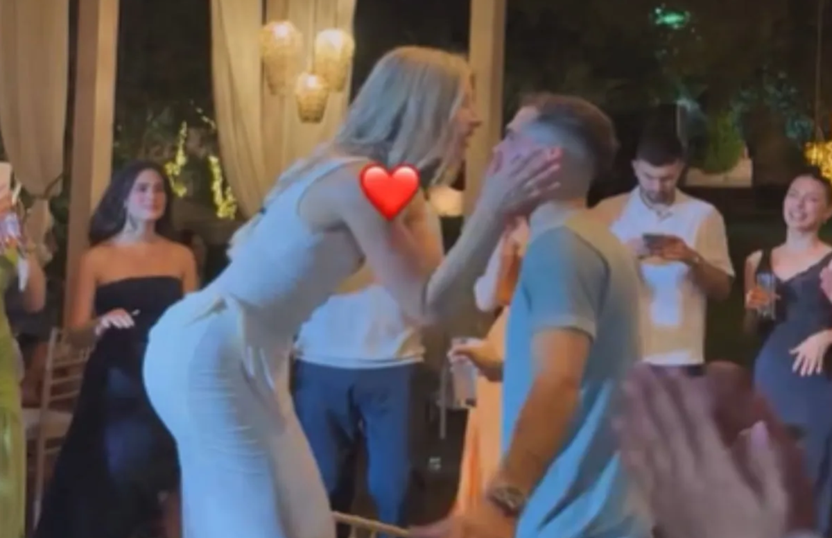 Ο Βασίλης Τολιόπουλος και η σύζυγός του χόρεψαν «πότε Βούδας, πότε Κούδας» στη βάφτιση του γιου τους (vid)