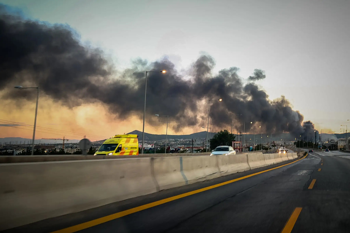 Φωτιά στο Ωραιόκαστρο: Έφτασε μέχρι την Αττική και την Κόρινθο το τοξικό νέφος