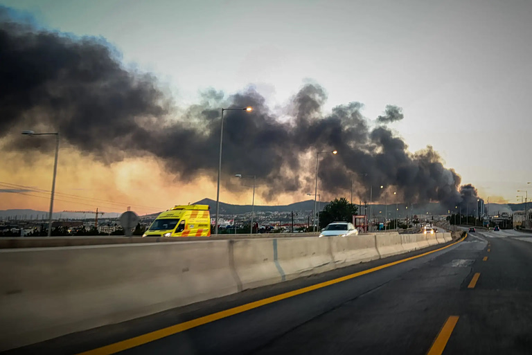 Φωτιά στο Ωραιόκαστρο: Έφτασε μέχρι την Αττική και την Κόρινθο το τοξικό νέφος